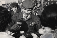 Амурский Хлеб-соль в руках комиссара строителей БАМа Владимира Мучицына. Джелтулакский р-н, 1974 г.