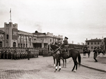 А_П_Белобородов_приветствует_солдат