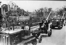 Проход_парадной_колонны_тяжелого_артиллерийского_полка