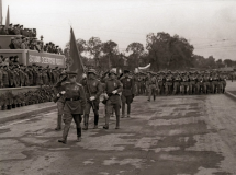 Светские-пехотинцы-на-параде