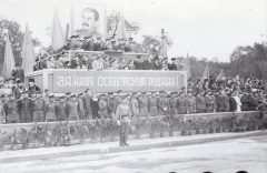 Трибуна-с-почетными-гостями